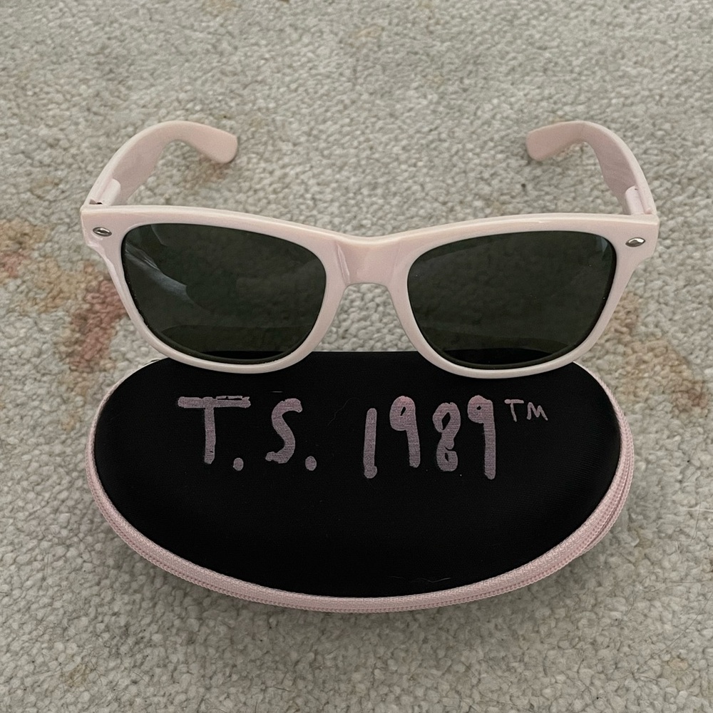 Taylor Swift sunglasses